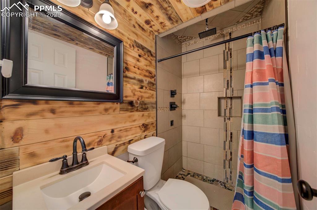 1421 Querida Drive Colorado Springs, CO 80909 - Photo 45 of 49 a bathroom with a sink toilet and shower