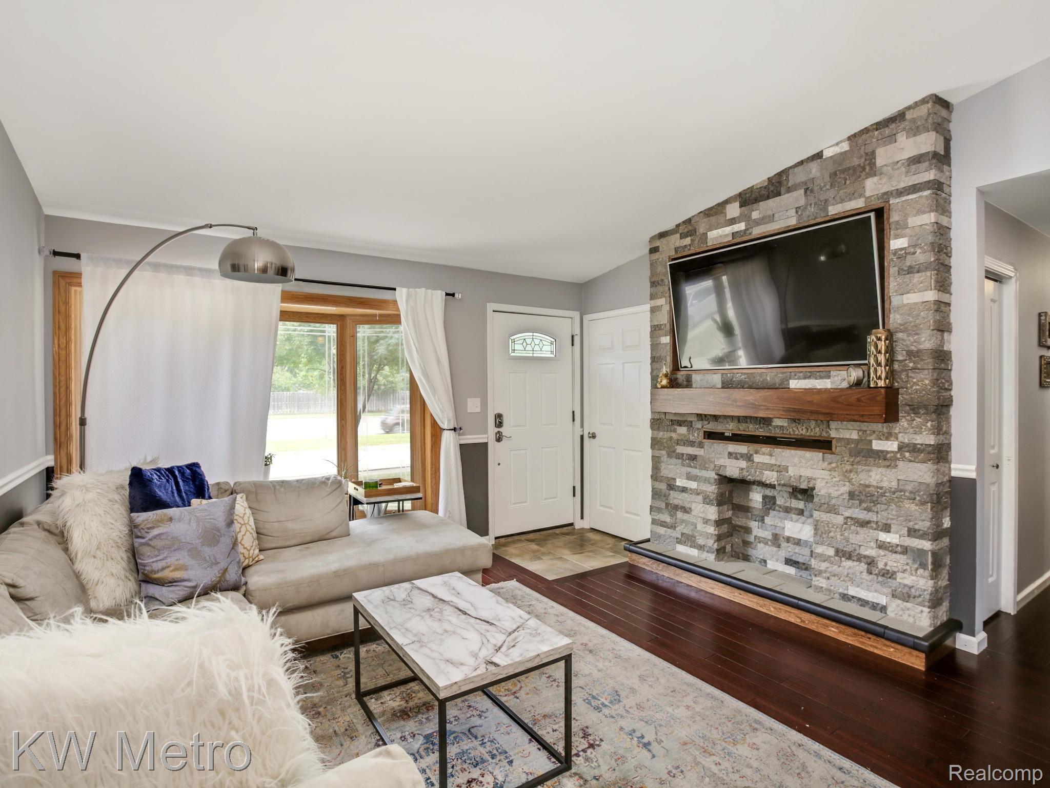 481 Sheldon Road Plymouth, MI 48170 - Photo 9 of 24 Living Room