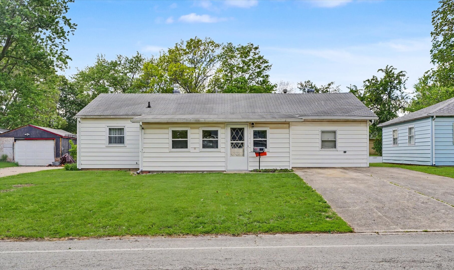 517 Illinois Drive Rantoul, IL 61866 - Photo 2 of 37 a view of a backyard with a garden