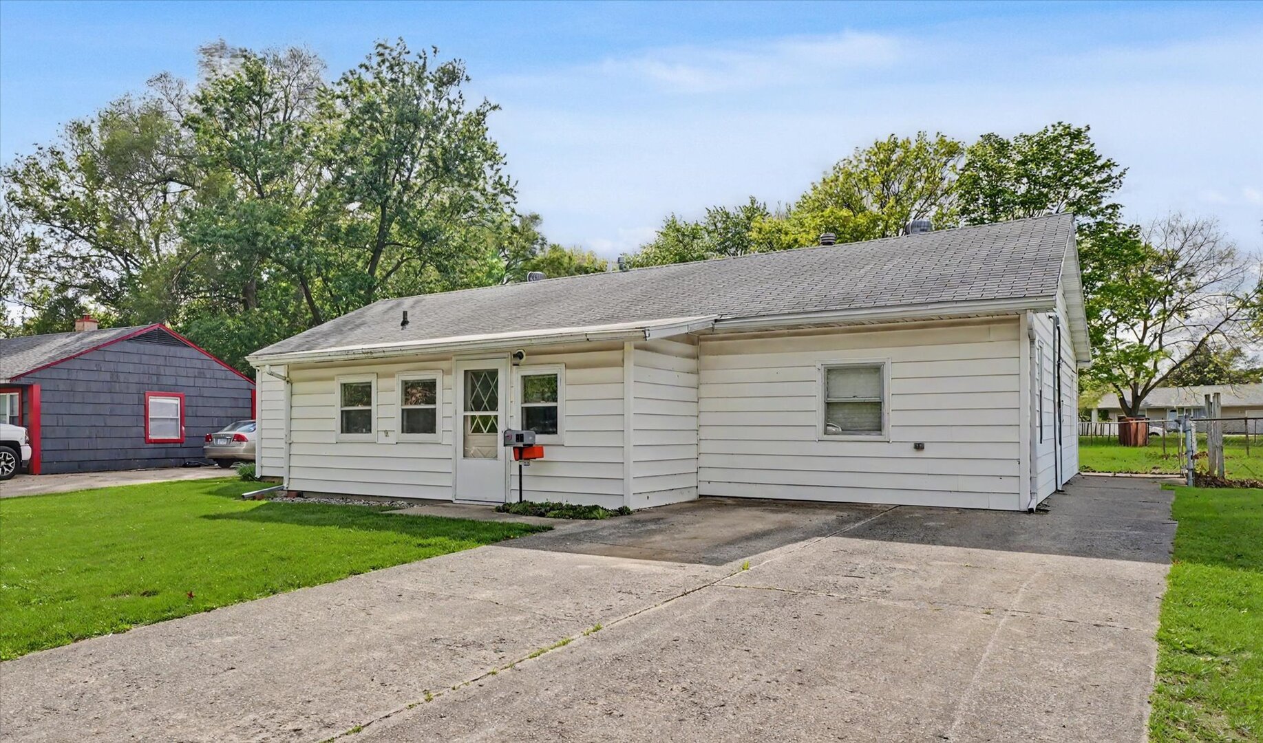 517 Illinois Drive Rantoul, IL 61866 - Photo 3 of 37 a front view of a house with a garden