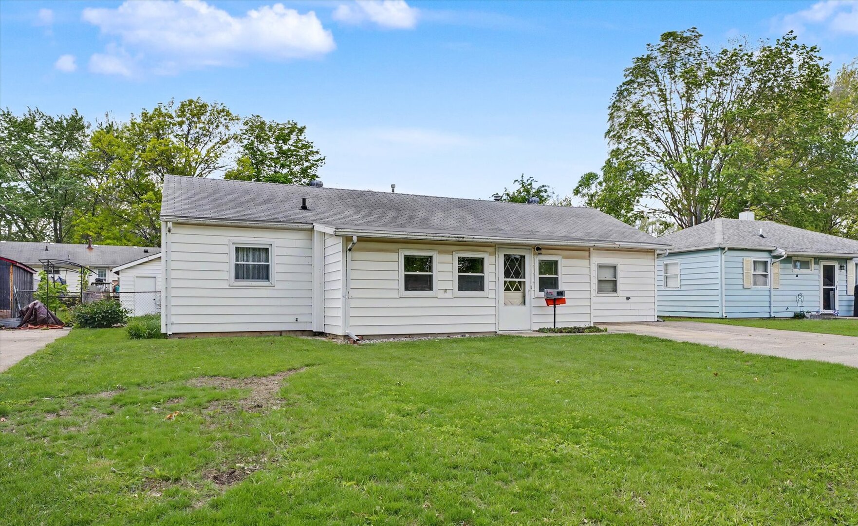 517 Illinois Drive Rantoul, IL 61866 - Photo 4 of 37 a front view of a house with a garden and yard