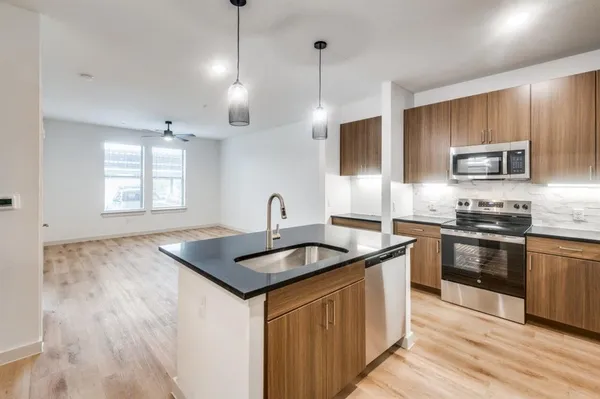 $1,500 | 512 North Ewing Avenue, Unit 217, Dallas, TX 75203