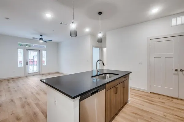$1,500 | 512 North Ewing Avenue, Unit 217, Dallas, TX 75203