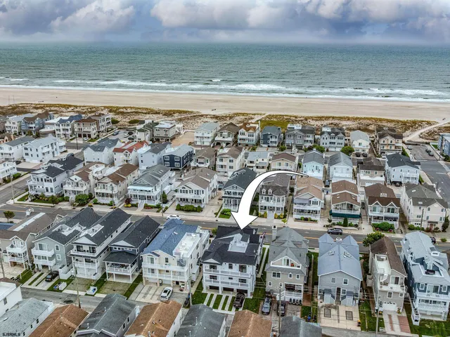 a view of residential houses with outdoor space