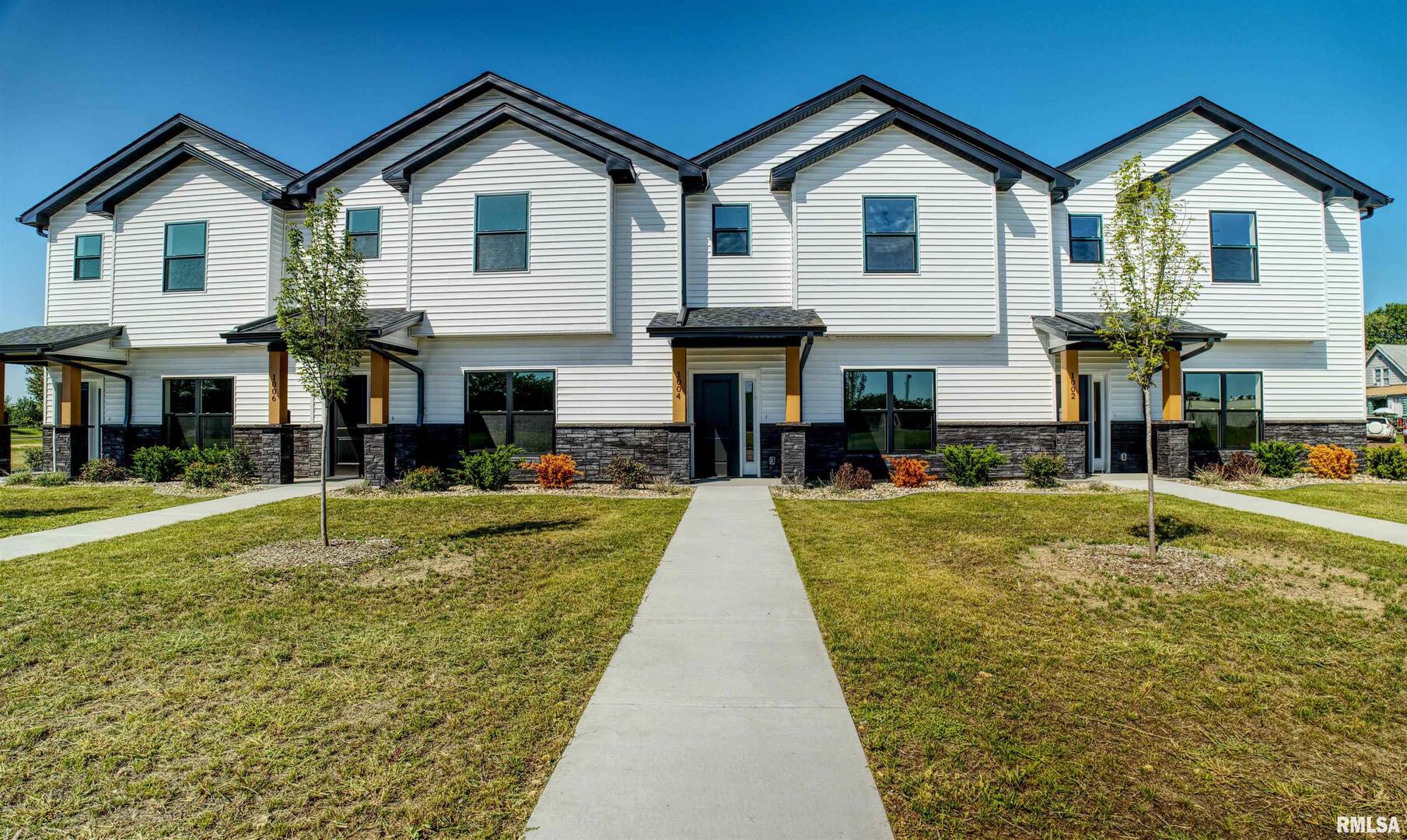 1004 South 4th Street Clinton, IA 52732 - Photo 1 of 33