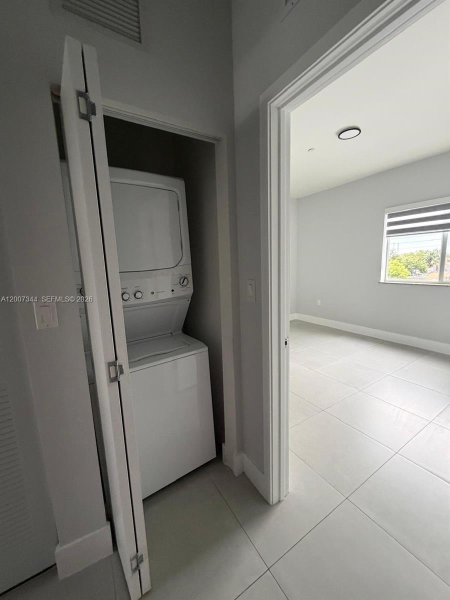 381 East 50th Street, Unit 6 Hialeah, FL 33013 - Photo 21 of 37 a utility room with dryer and washer