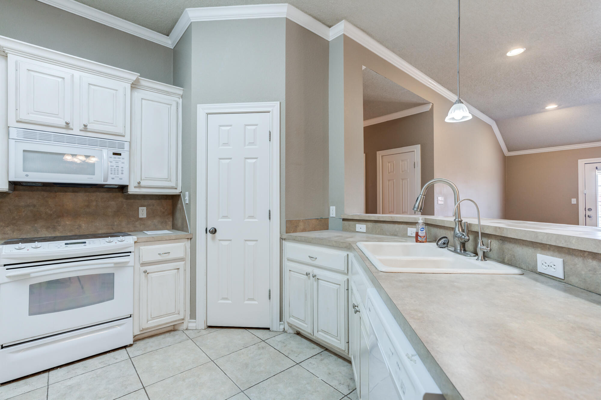 5801 110th Street Lubbock, TX 79424 - Photo 18 of 42 5801-110th-St_Lubbock-TX_1_Kitchen