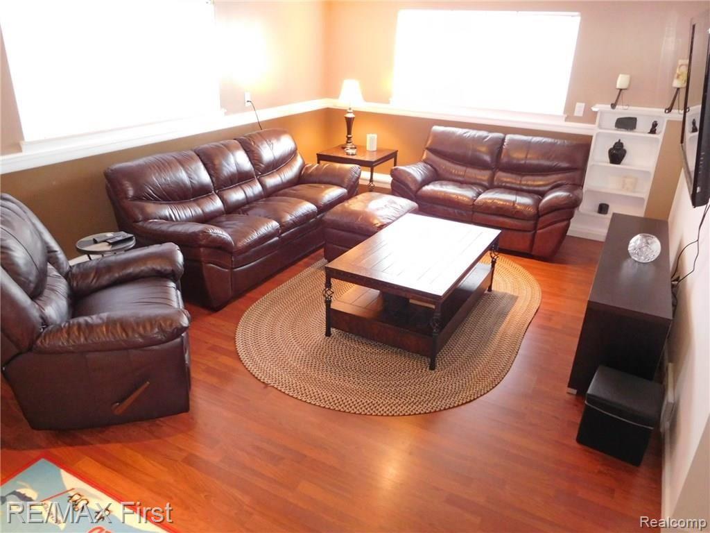 13004 Common Road Warren, MI 48088 - Photo 5 of 20 1 GREAT ROOM (1).jpg