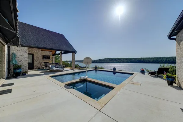 $1,550,000 | 253 Grand Harbor Boulevard, Chico, TX 76431