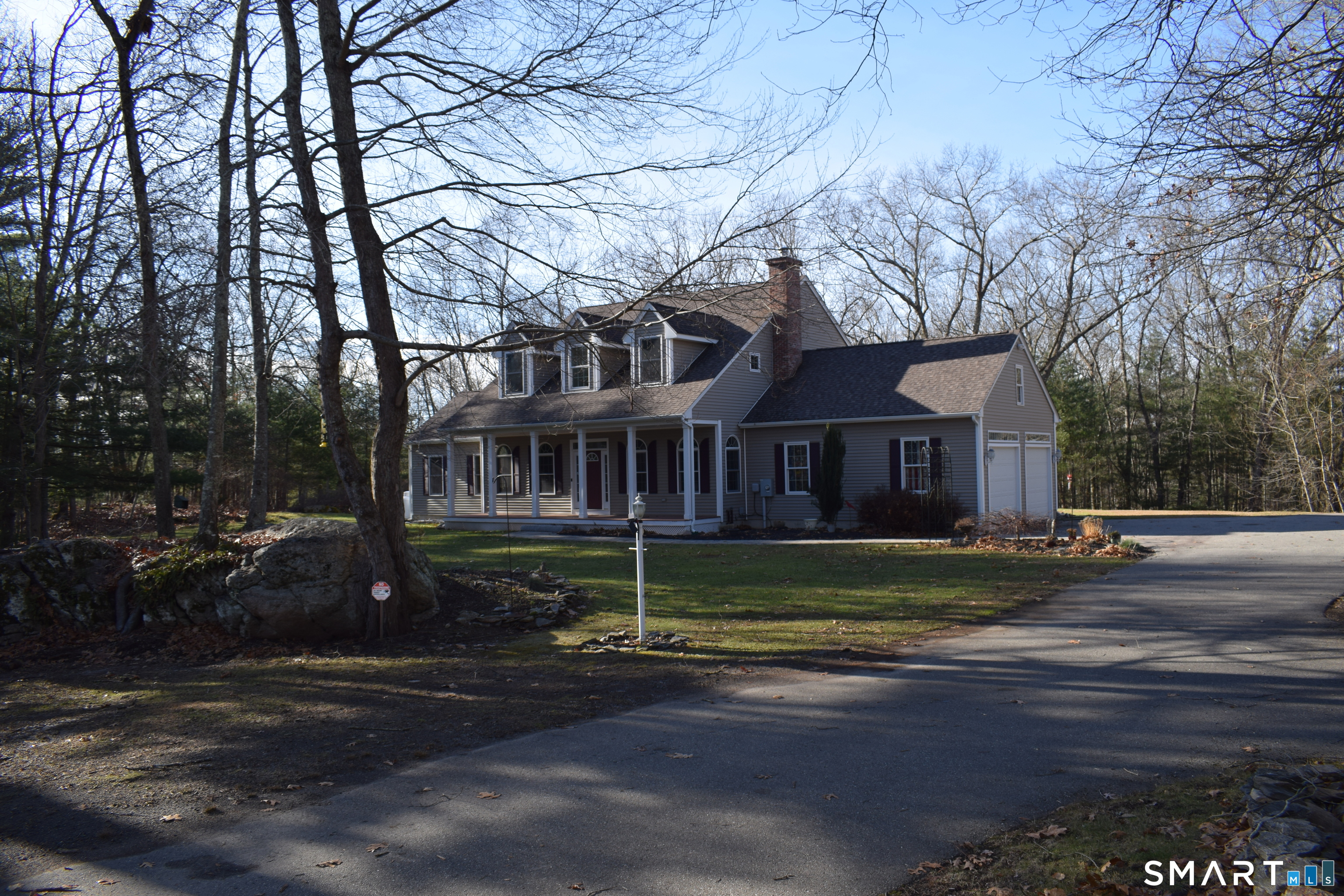 FRONT OF HOME FROM DRIVEW