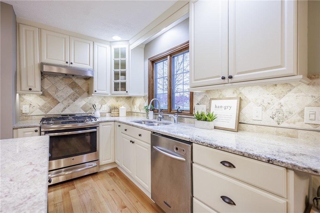 165 Woodleaf Henrietta, NY 14534 - Photo 5 of 37