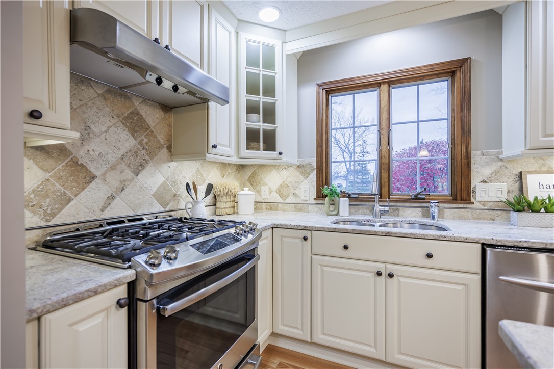 165 Woodleaf Henrietta, NY 14534 - Photo 7 of 37