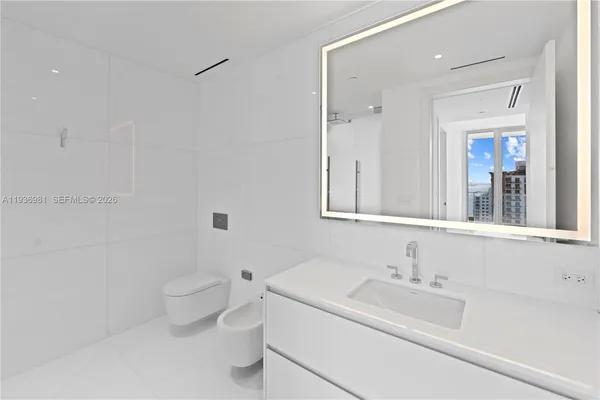 $38,000 | 300 Biscayne Blvd Way, Unit 3201, Miami, FL 33131