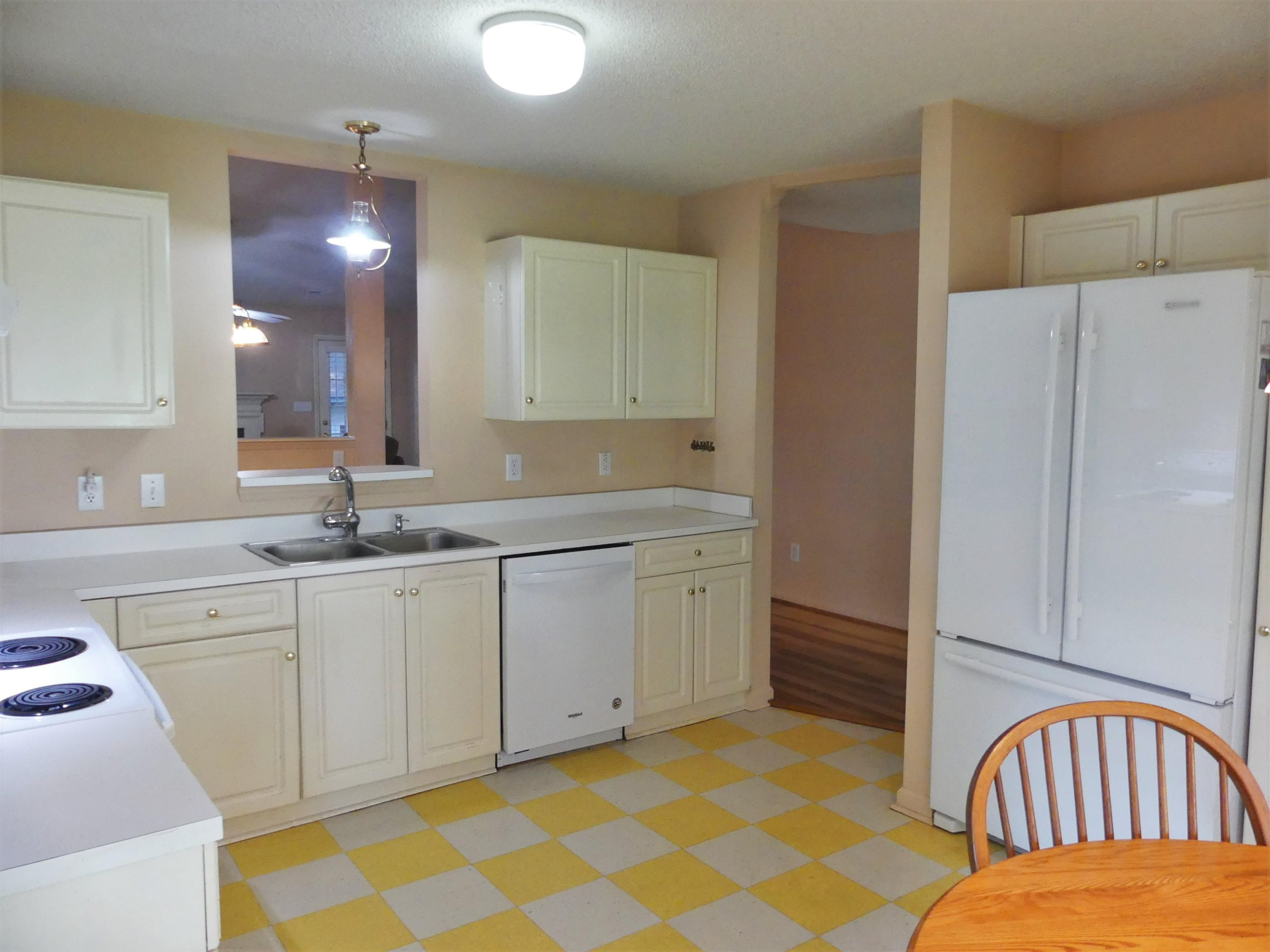 5204 Blakeley Lane Raleigh, NC 27613 - Photo 12 of 29 Fridge stays