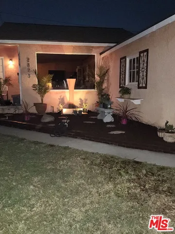 a view of a house with backyard