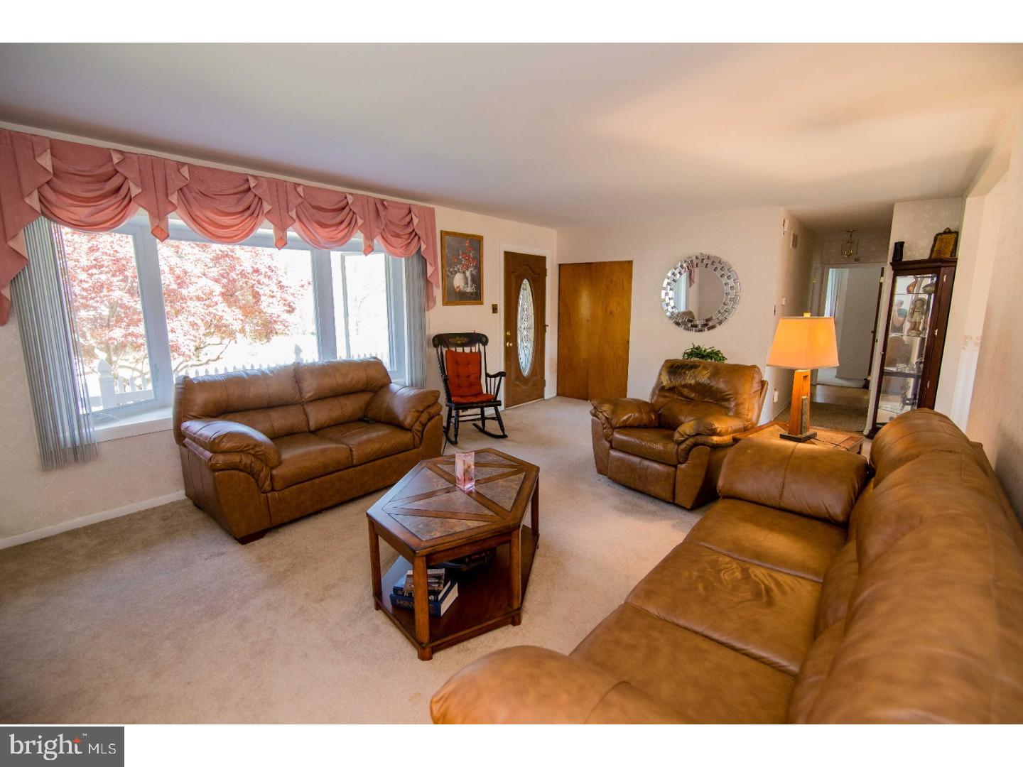 160 Morton Road Springfield, PA 19064 - Photo 3 of 25 Living Room