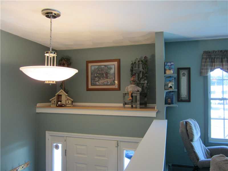 160 Hilltop Road Cumberland, RI 02864 - Photo 2 of 14 Entry.