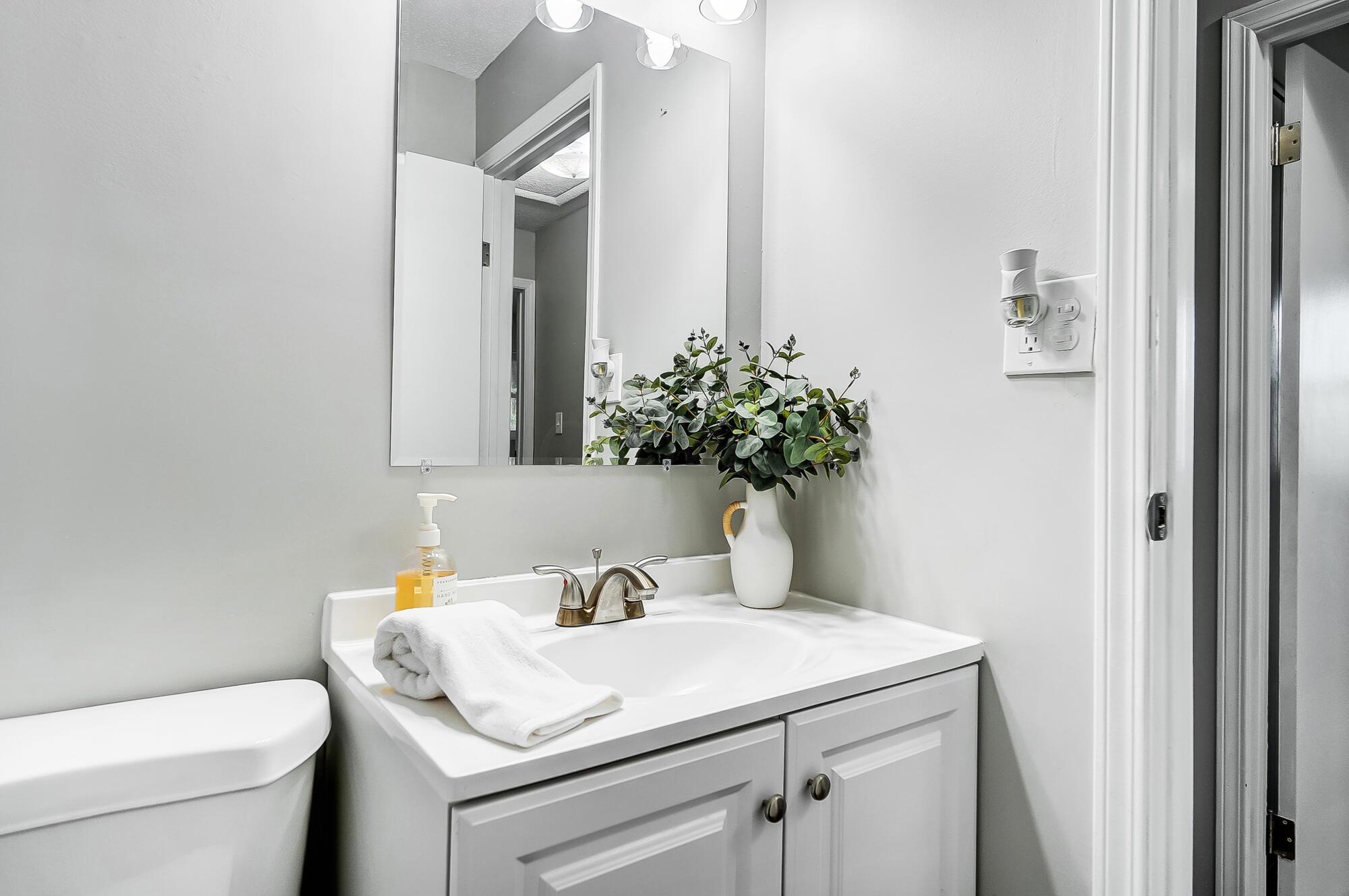 6436 Karl Road Columbus, OH 43229 - Photo 19 of 37 Full Hall Bath
