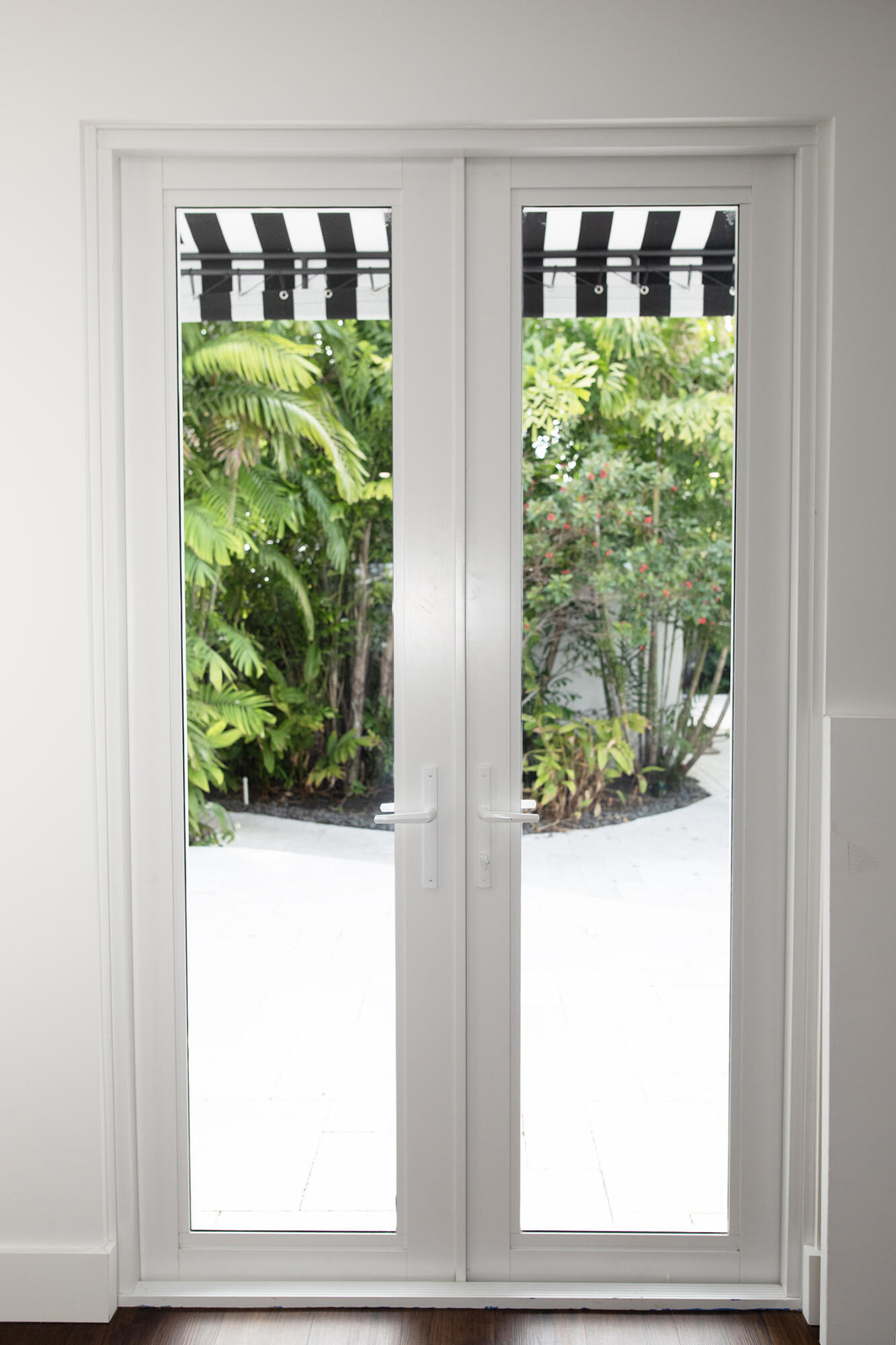 634 Southeast 3rd Avenue Delray Beach, FL 33483 - Photo 14 of 38 doors in living room