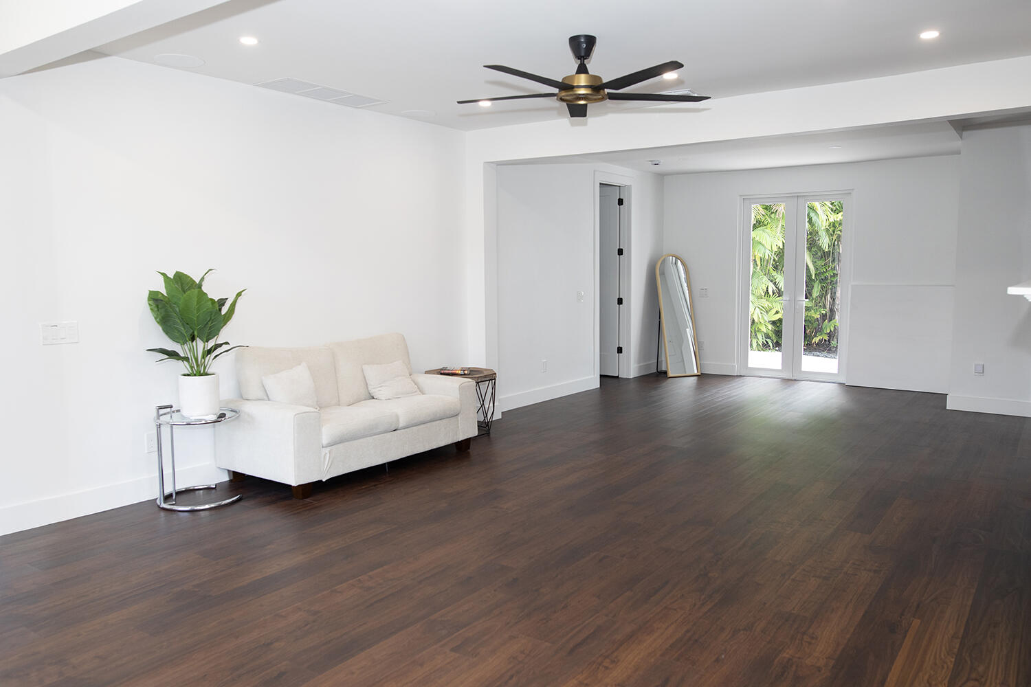 634 Southeast 3rd Avenue Delray Beach, FL 33483 - Photo 20 of 38 Living room1