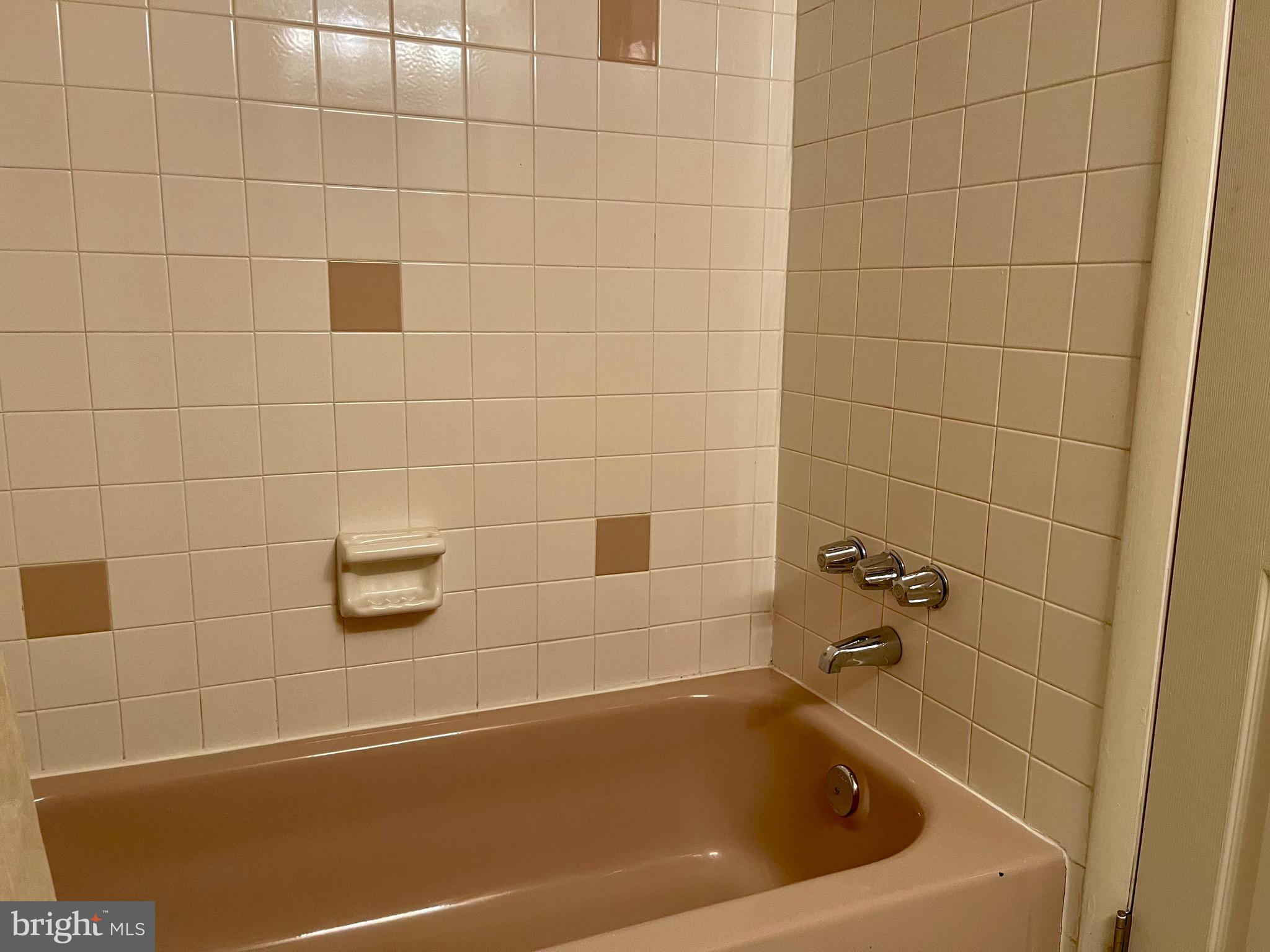 804 South Avenue, Unit D7 Secane, PA 19018 - Photo 25 of 33 a bathroom with a bathtub