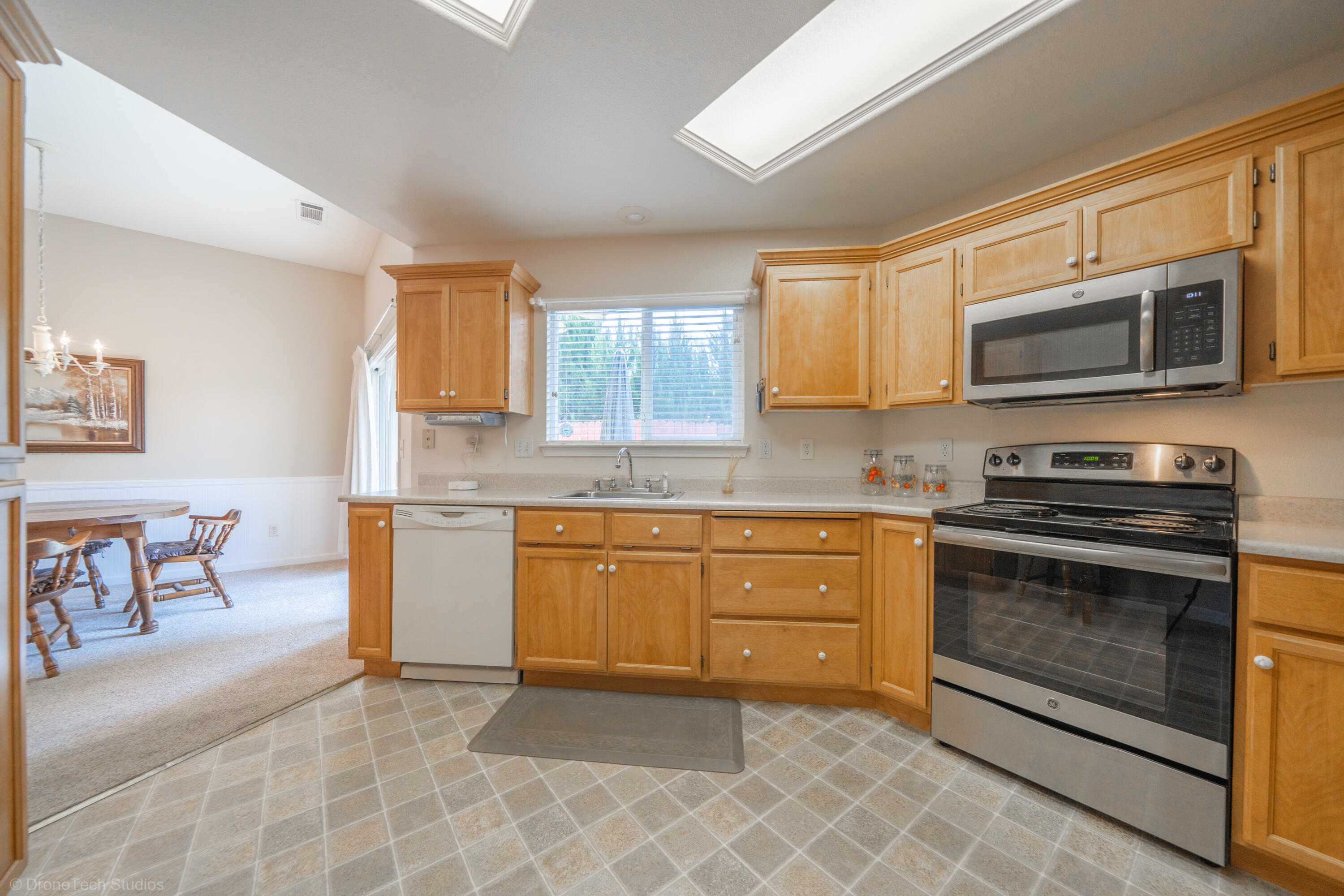 1385 Bully Choop Trail Redding, CA 96003 - Photo 11 of 36 Efficient Kitchen