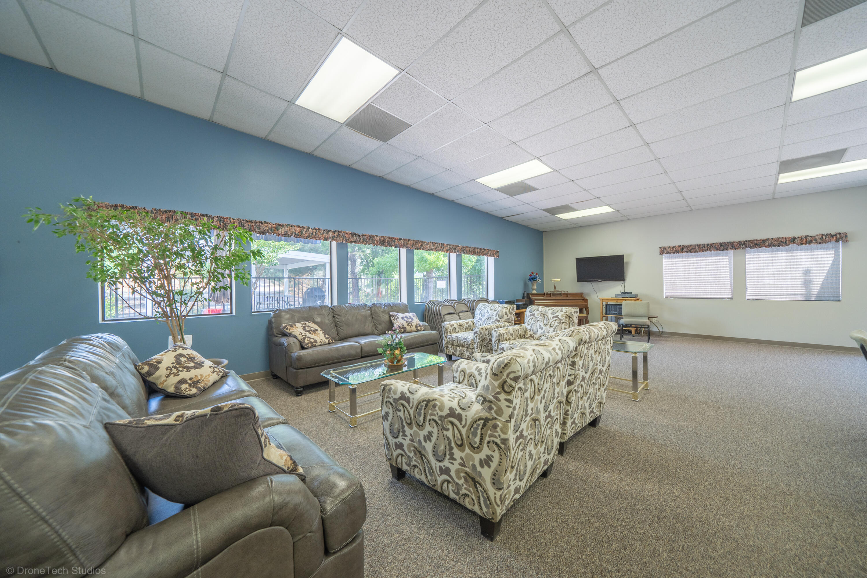 1385 Bully Choop Trail Redding, CA 96003 - Photo 24 of 36 Club House-Lounge