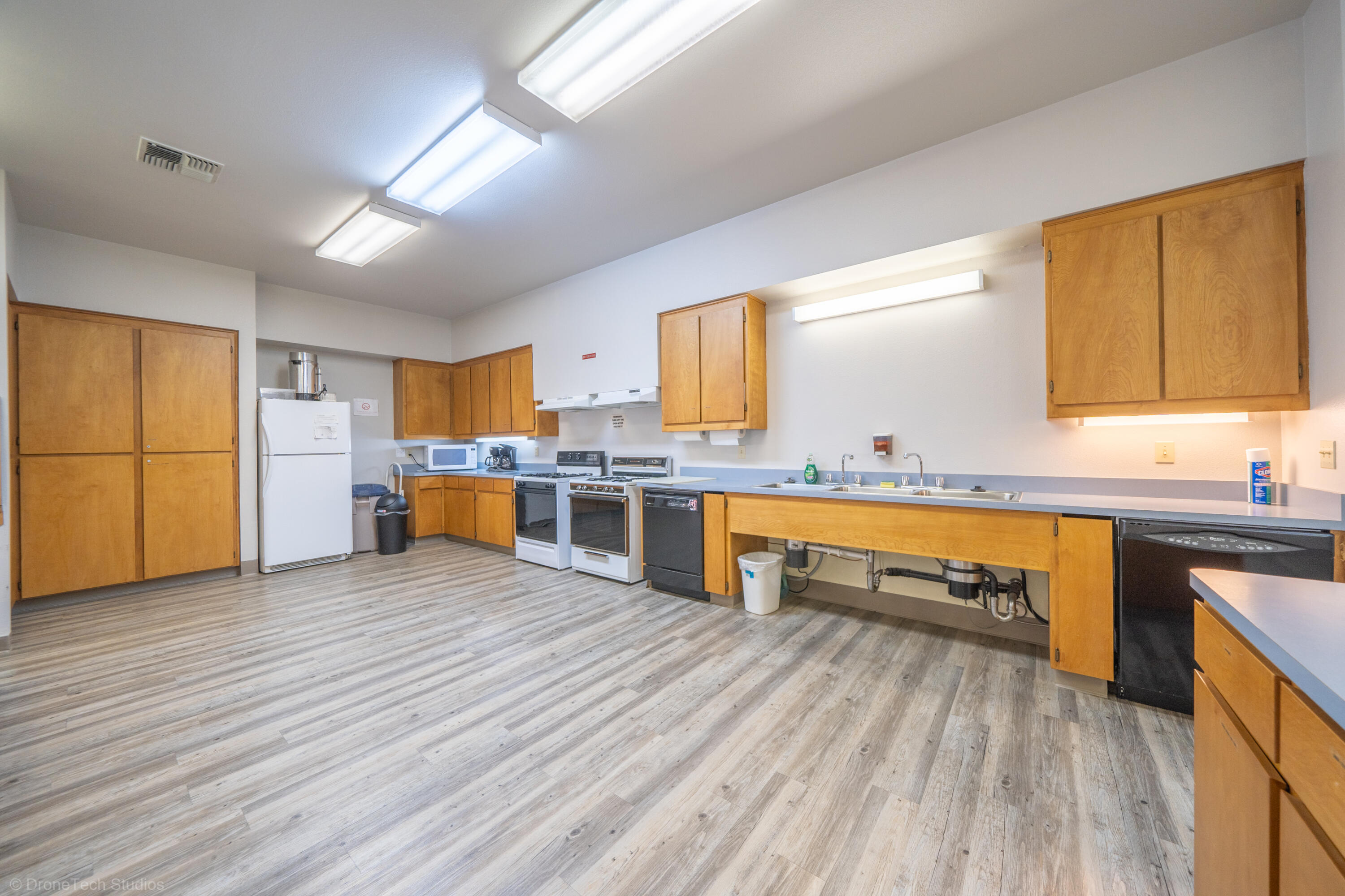 1385 Bully Choop Trail Redding, CA 96003 - Photo 26 of 36 Club House-Huge Kitchen