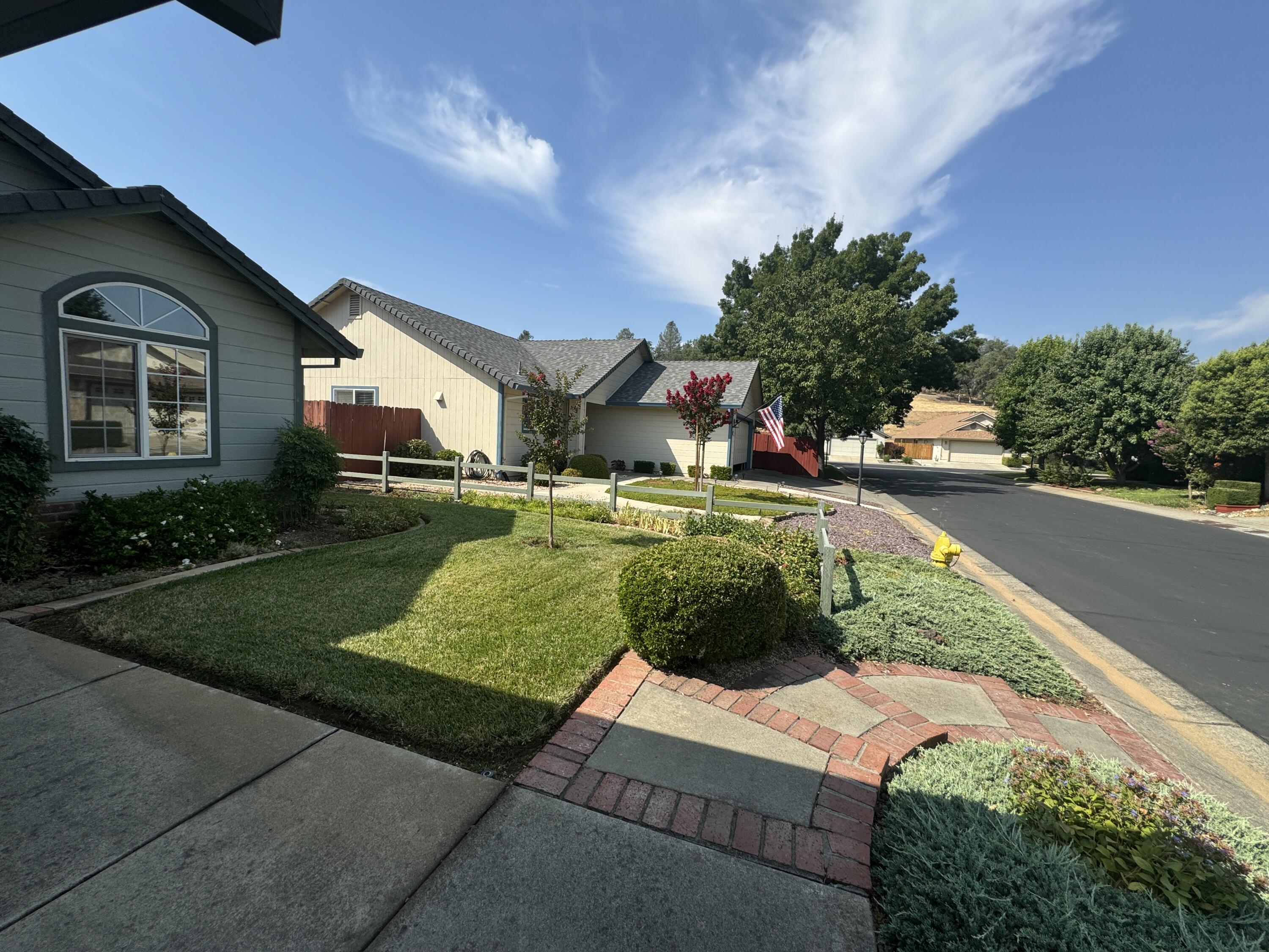 1385 Bully Choop Trail Redding, CA 96003 - Photo 3 of 36 Street scene