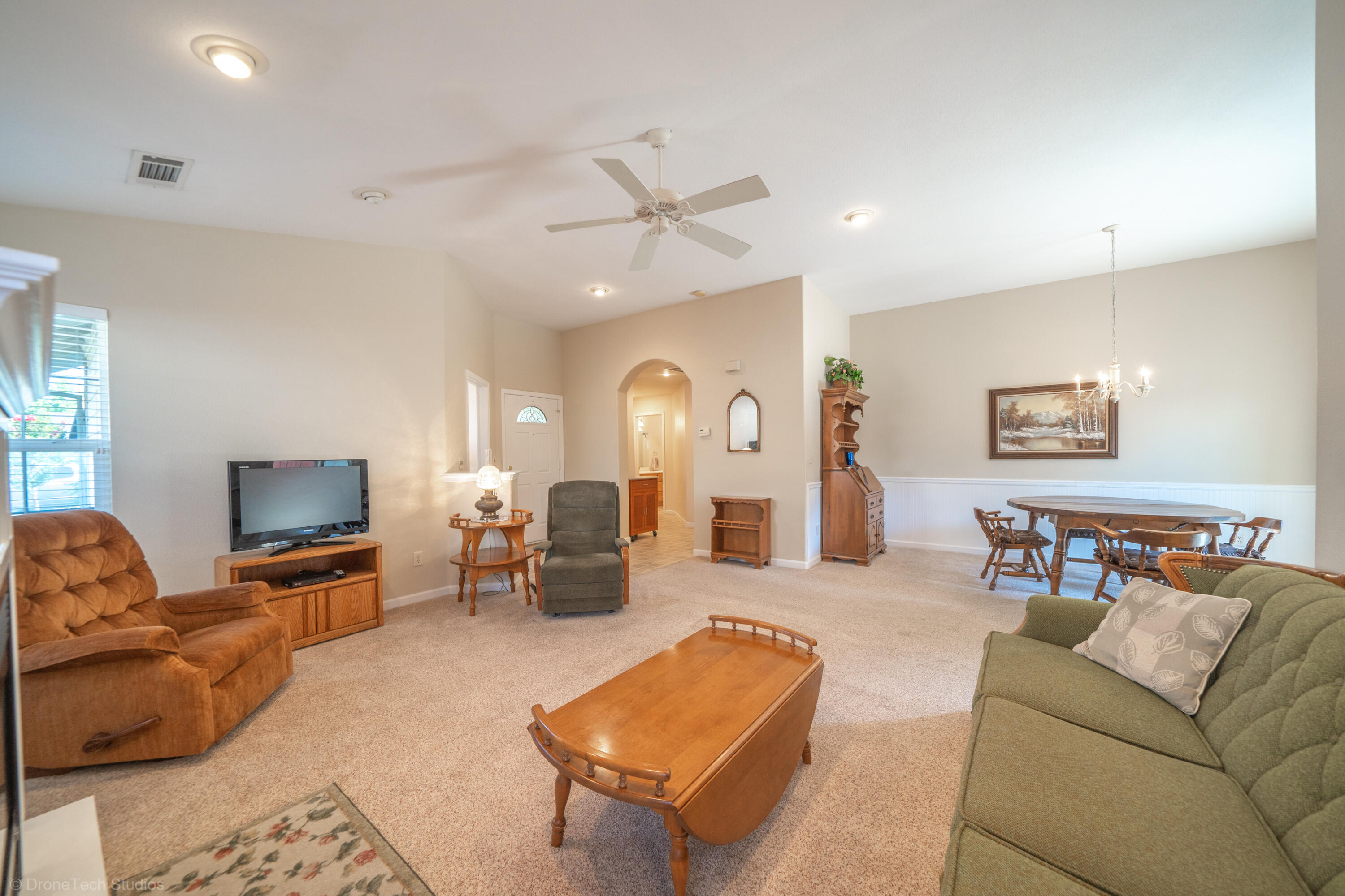 1385 Bully Choop Trail Redding, CA 96003 - Photo 6 of 36 Living Room
