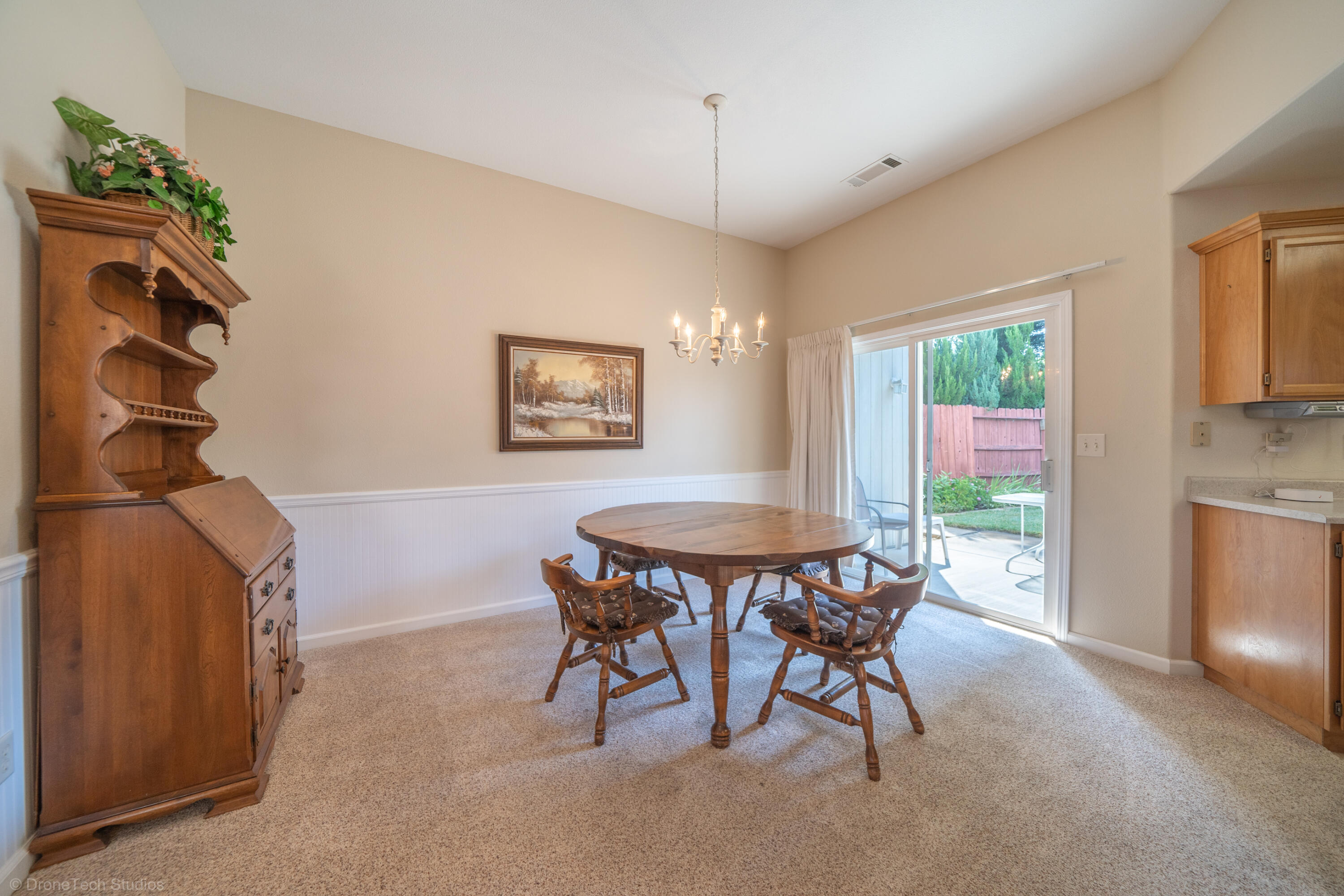1385 Bully Choop Trail Redding, CA 96003 - Photo 8 of 36 Large dining area