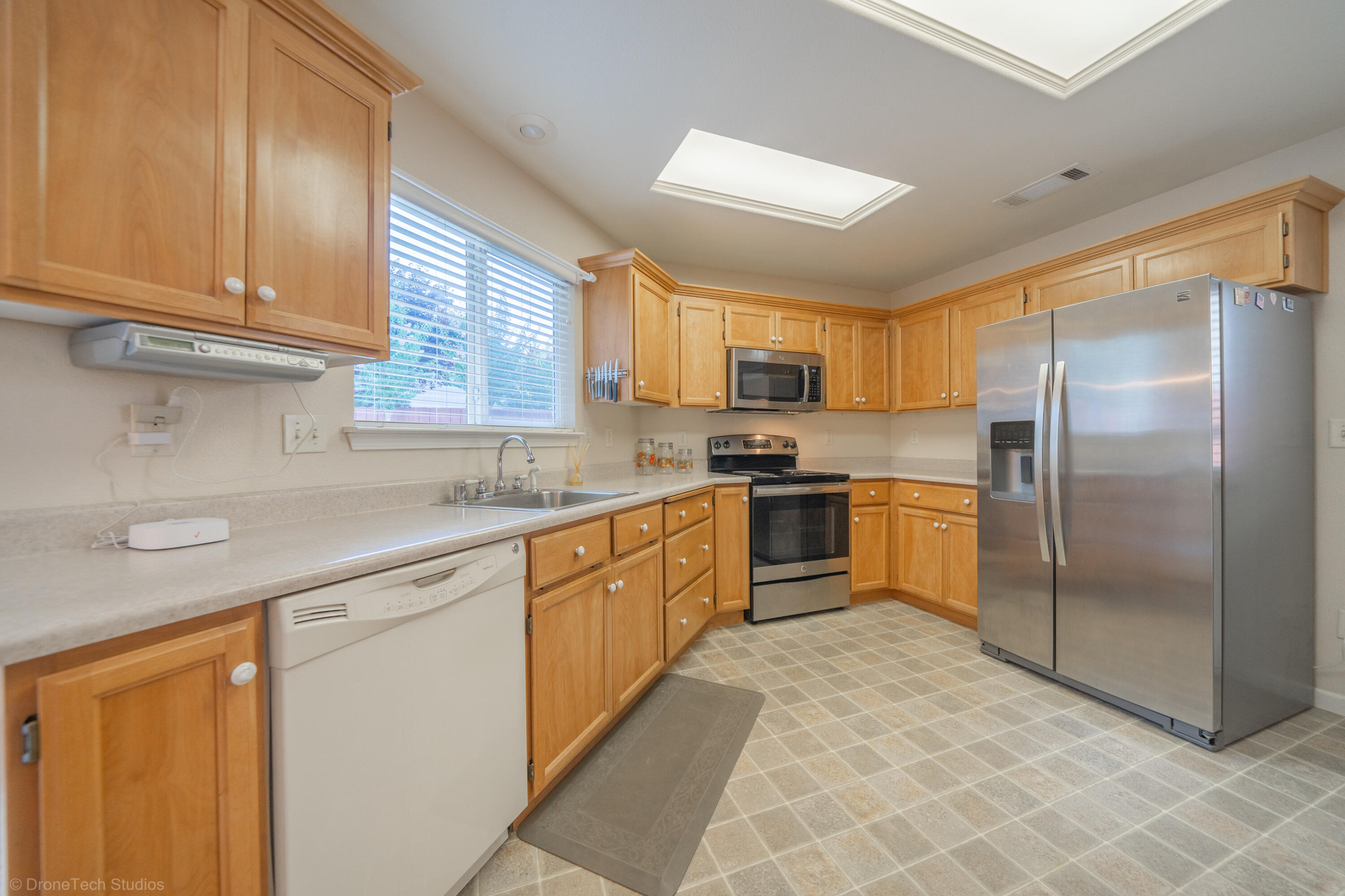 1385 Bully Choop Trail Redding, CA 96003 - Photo 9 of 36 Classy kitchen