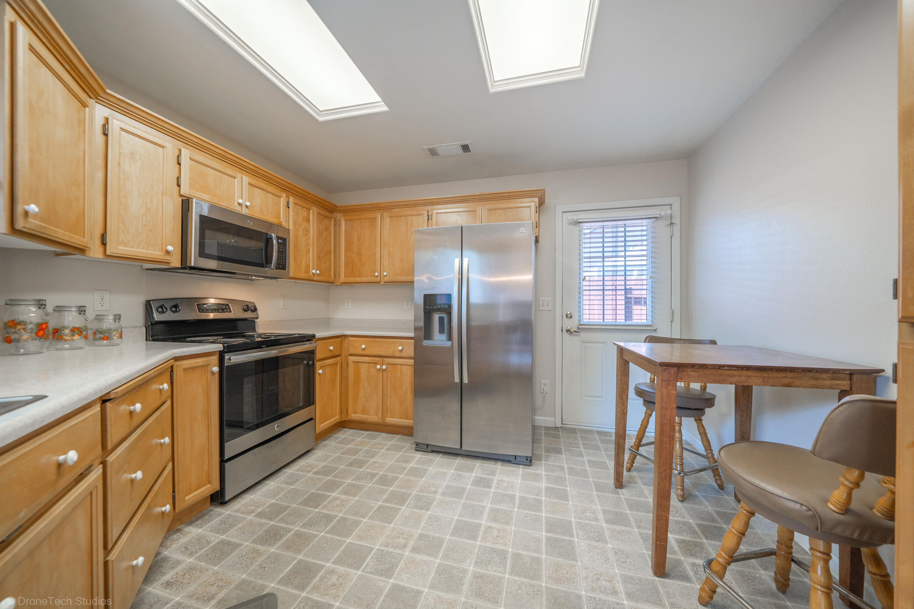 1385 Bully Choop Trail Redding, CA 96003 - Photo 10 of 36 Small eating area in kitchenl
