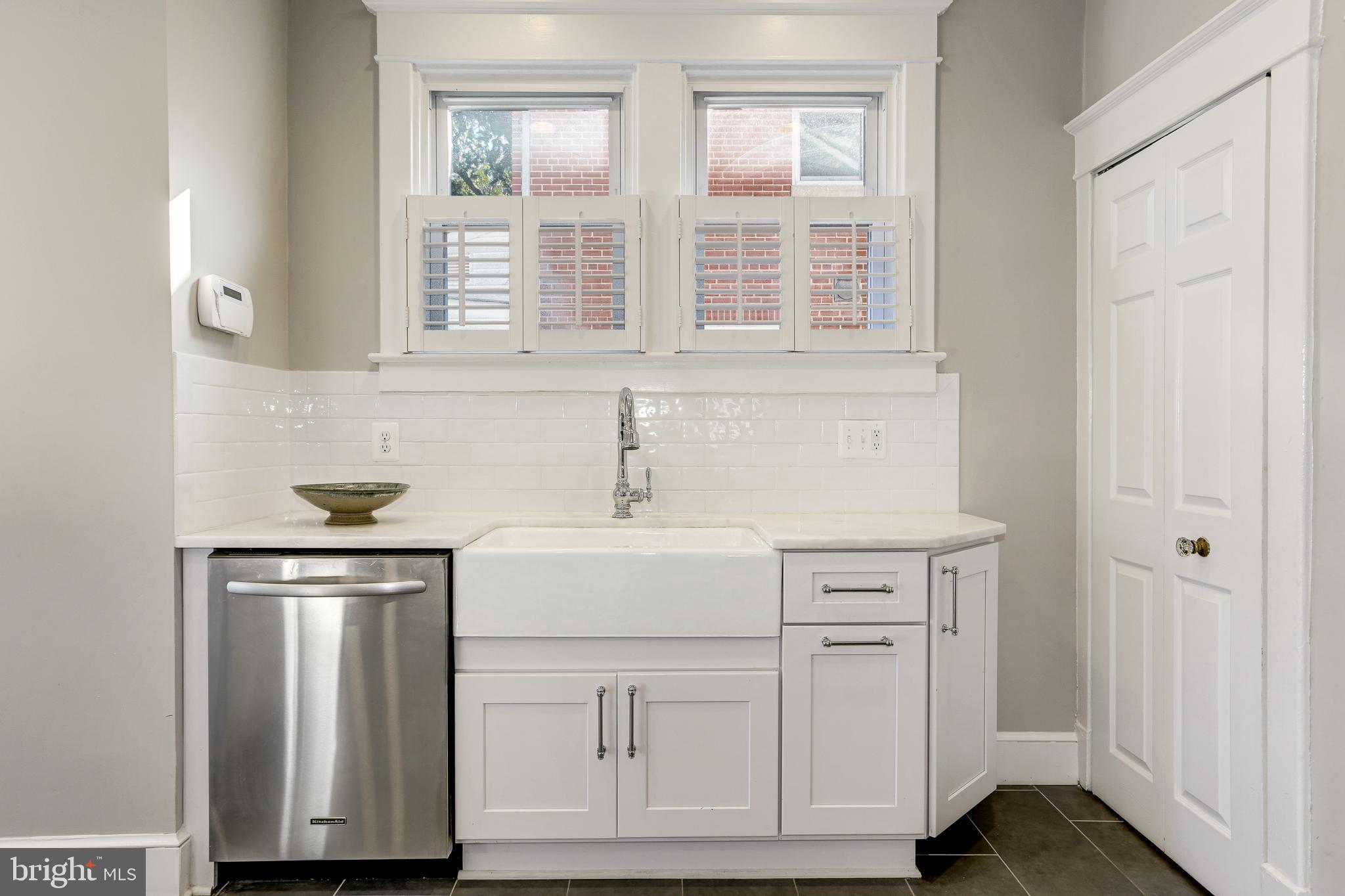 1109 Russell Road Alexandria, VA 22301 - Photo 23 of 50 Farmhouse sink