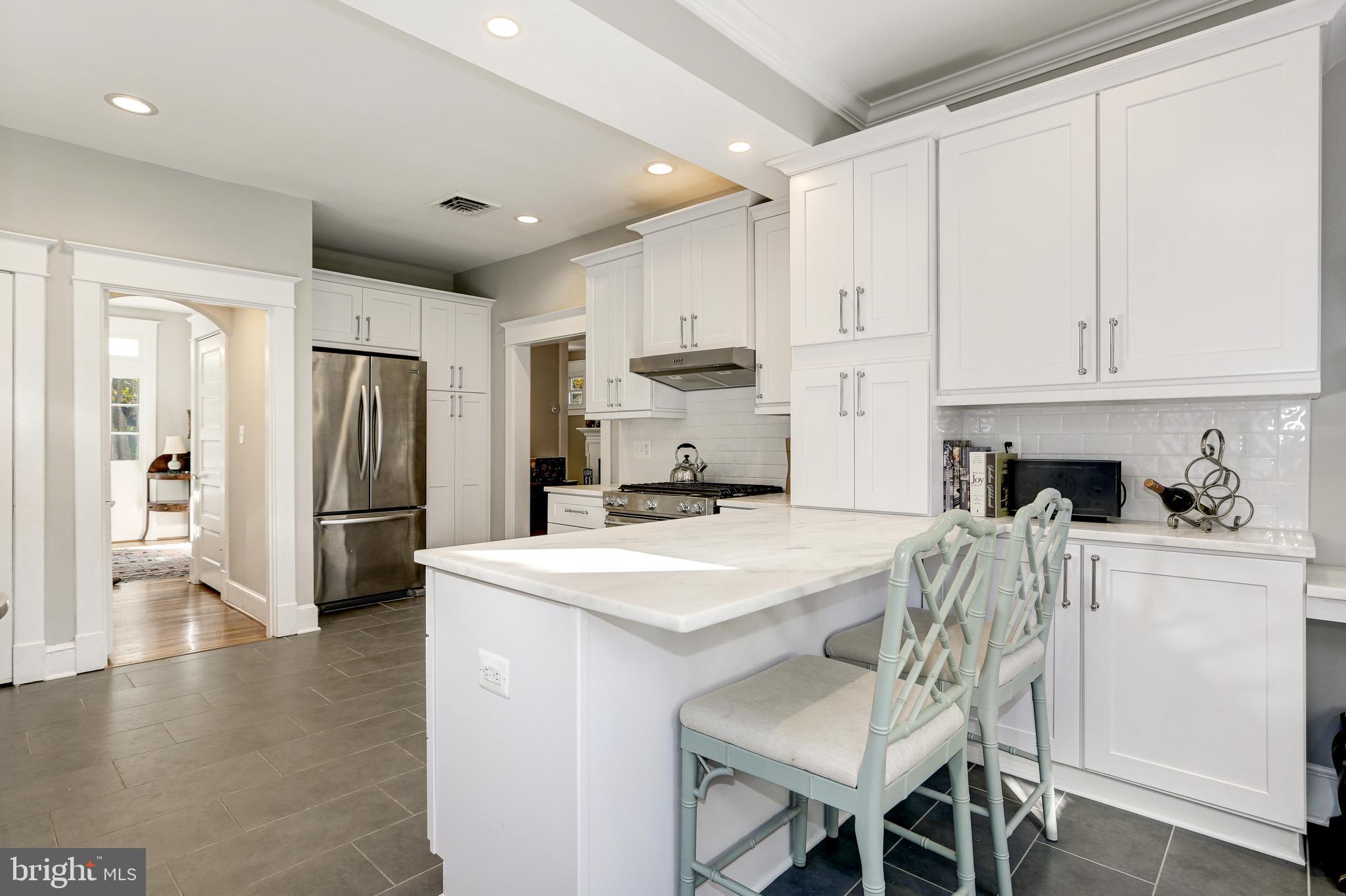 1109 Russell Road Alexandria, VA 22301 - Photo 25 of 50 Peninsula seating and desk area