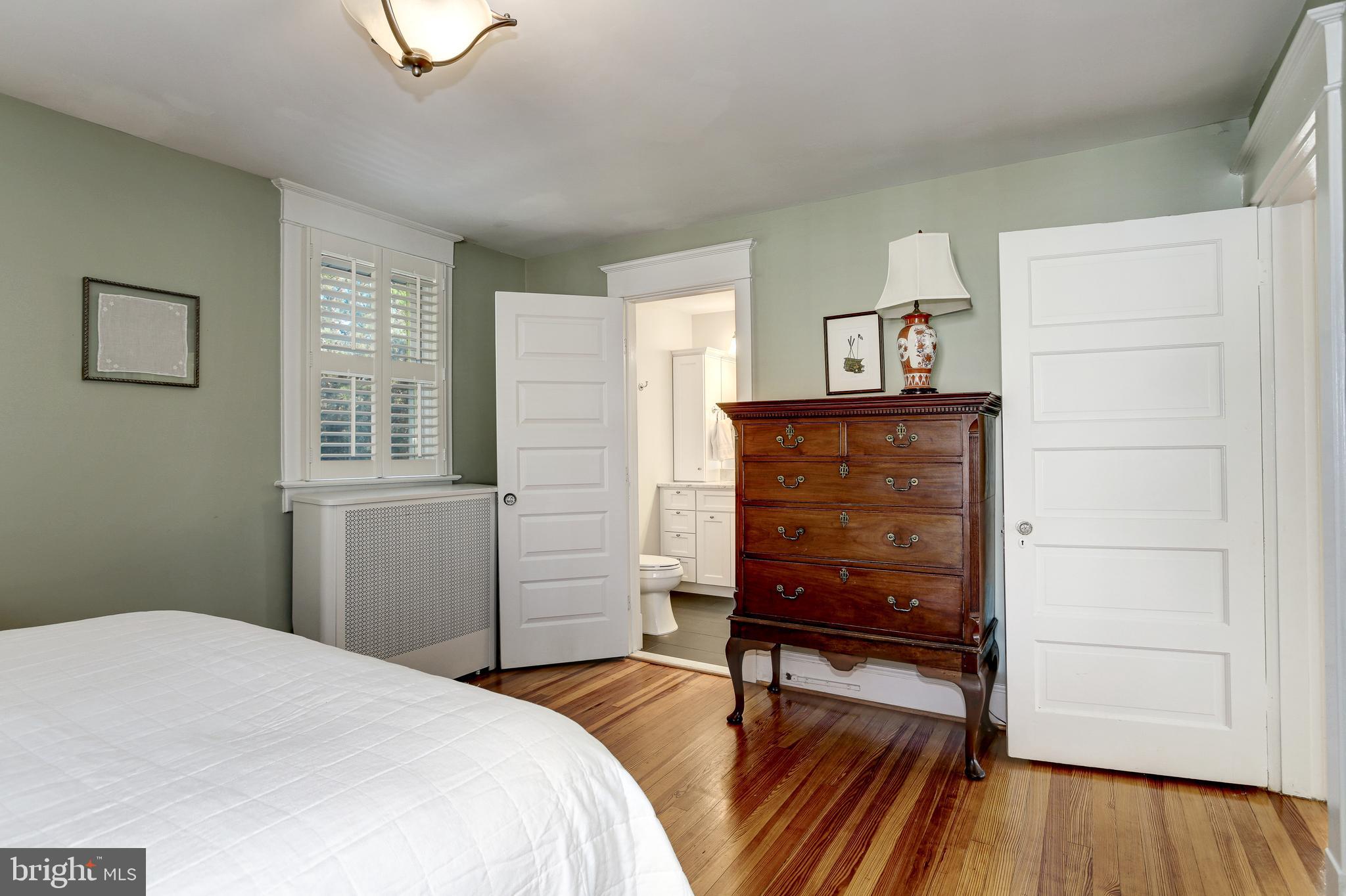 1109 Russell Road Alexandria, VA 22301 - Photo 29 of 50 En suite bath