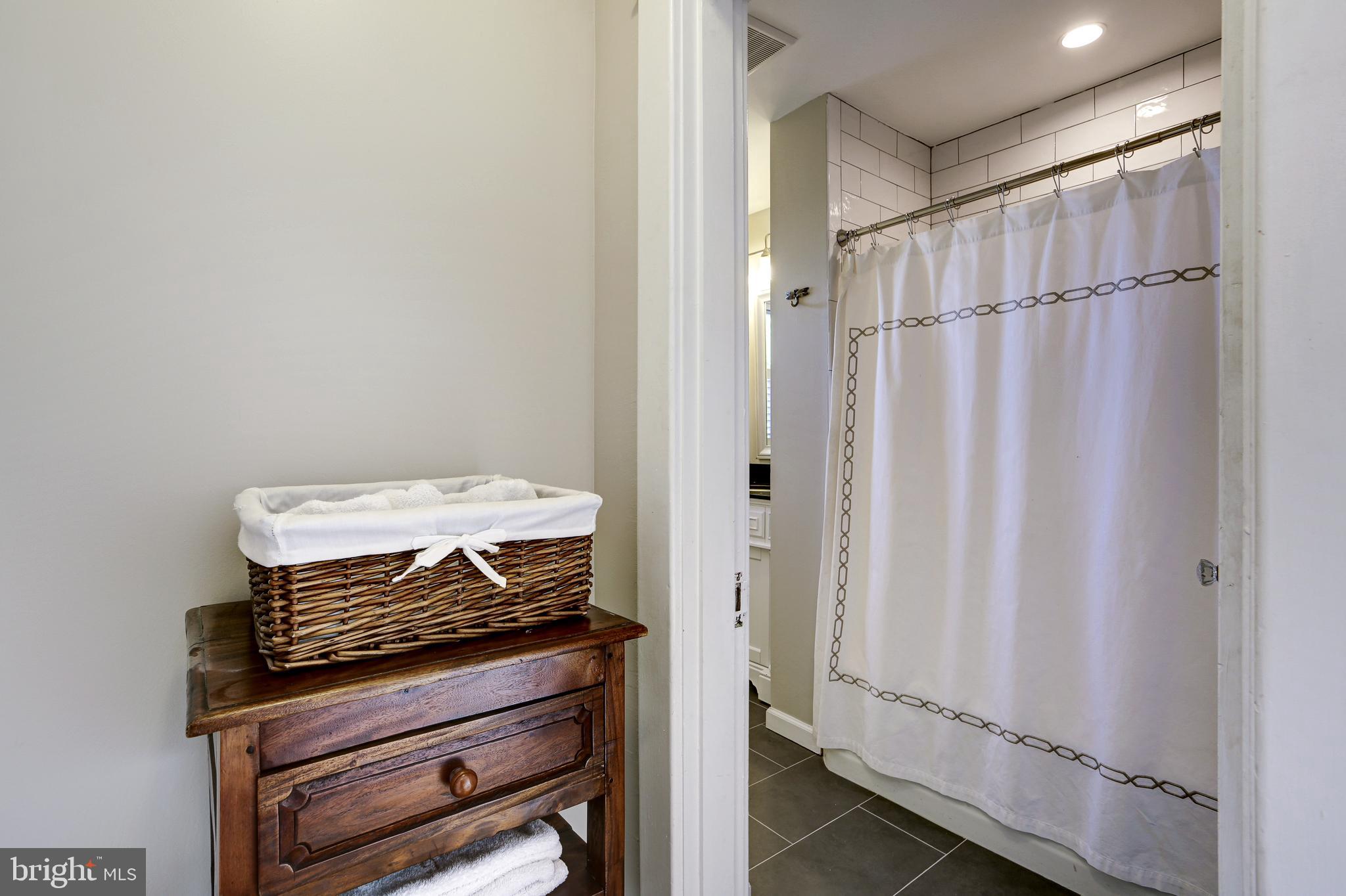 1109 Russell Road Alexandria, VA 22301 - Photo 39 of 50 2nd upper level full bath