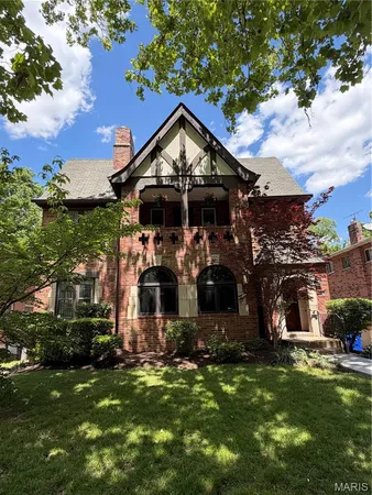 $2,100 | 7261 Delmar Boulevard, Unit 7261A, University City, MO 63130