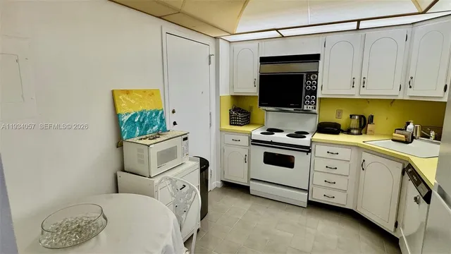 $2,193 | 1865 South Ocean Drive, Unit 11B, Hallandale Beach, FL 33009