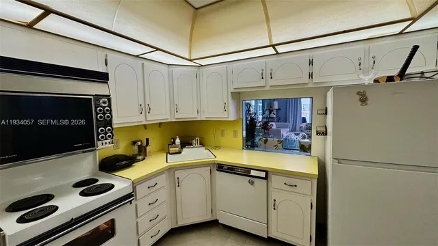 $2,193 | 1865 South Ocean Drive, Unit 11B, Hallandale Beach, FL 33009