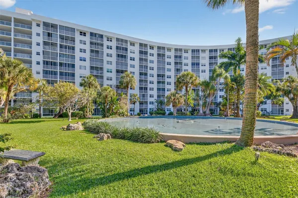 $199,900 | 2731 Northeast 14th Street, Unit 919, Pompano Beach, FL 33062