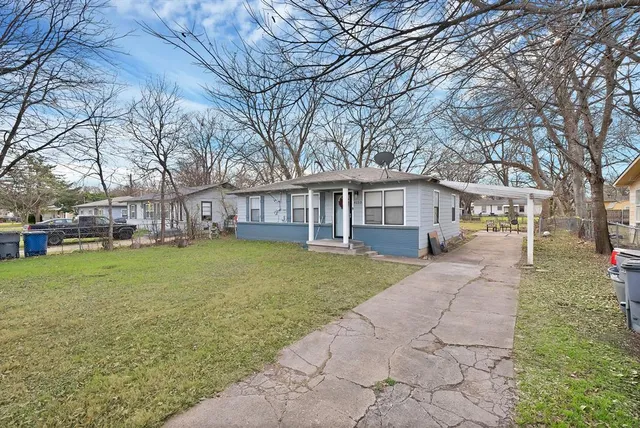a view of a yard in front of house