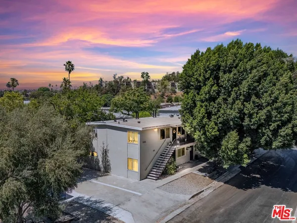a view of a house with a backyard