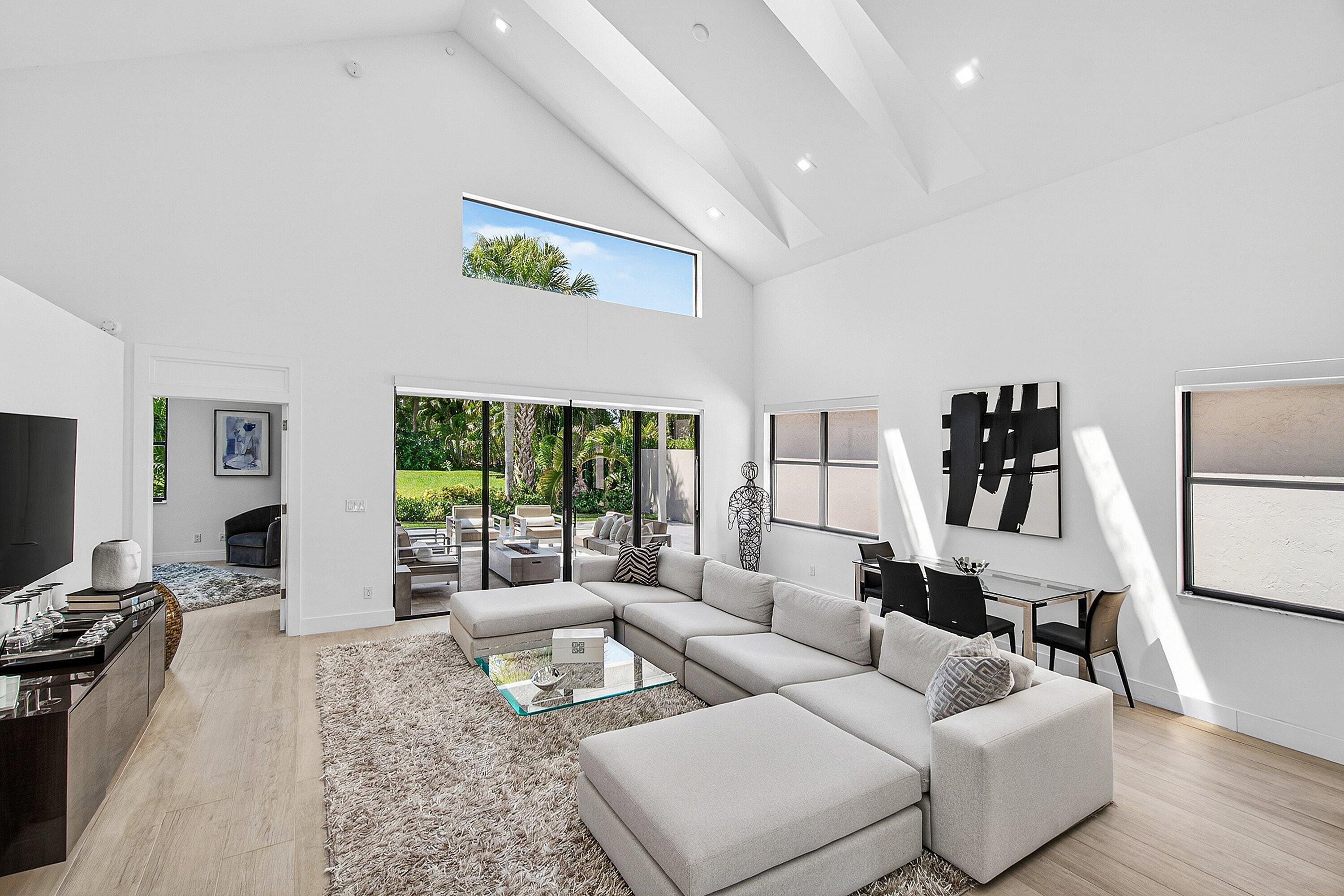 17545 Vía Capri Boca Raton, FL 33496 - Photo 8 of 28 Living Room