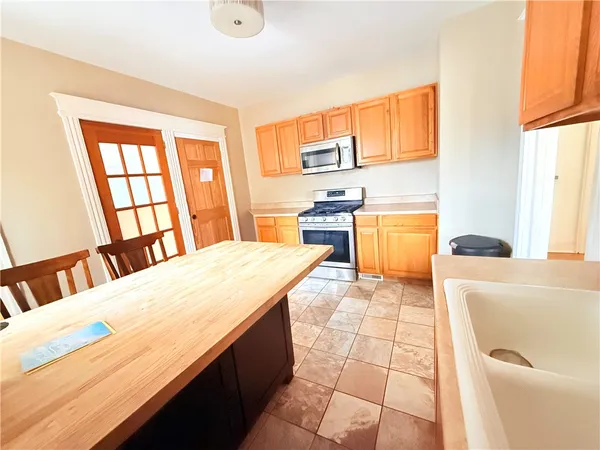 $1,850 | 948 Monroe Avenue, Rochester, NY 14620