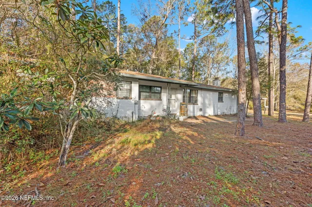 a view of a house with a yard