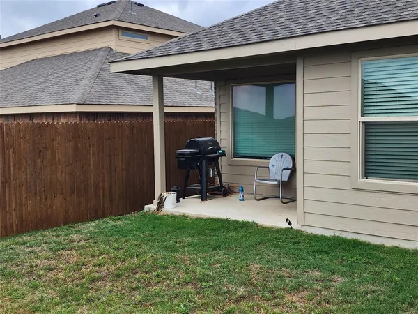 a view of a yard in front of a house
