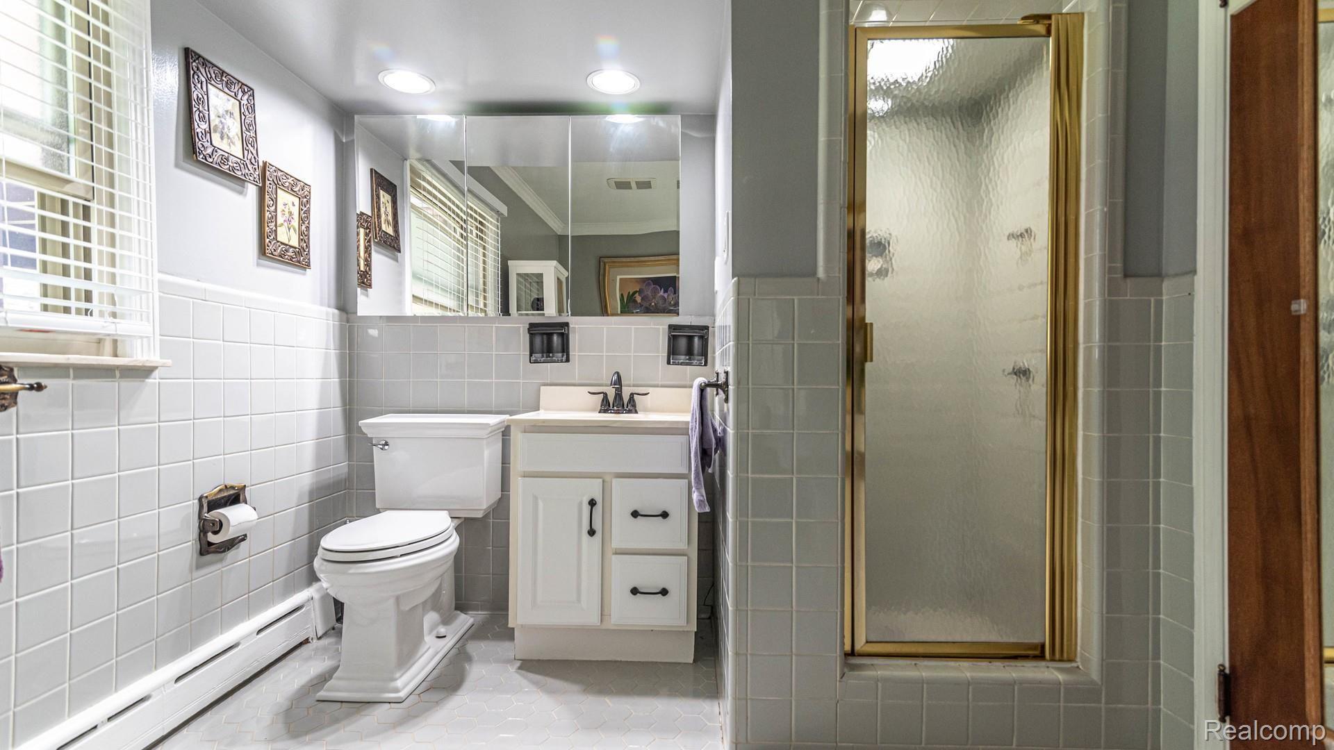27216 Howell Road Redford, MI 48239 - Photo 20 of 37 Newer toilet, vanity and a separate shower!