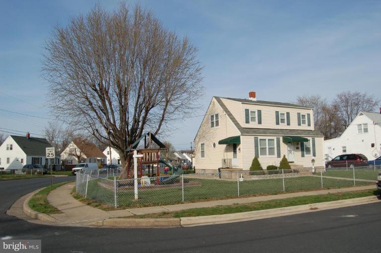 1740 Drexel Road Dundalk, MD 21222 - Photo 7 of 17 Huge Corner Lot! Well manicured yard!
