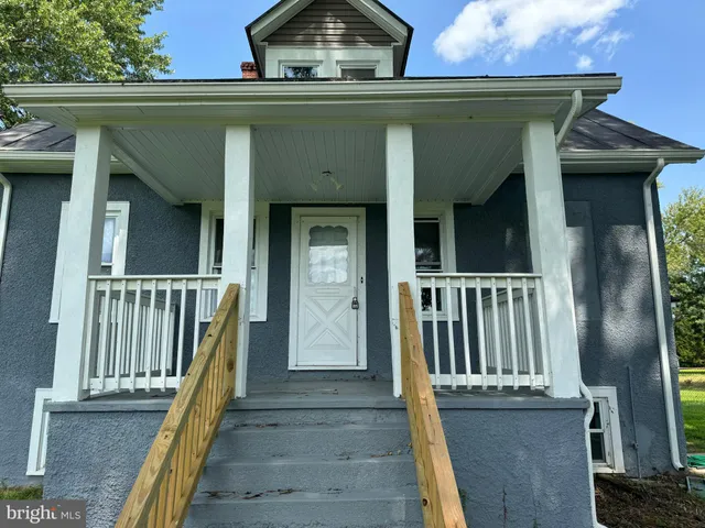 an outdoor view of house
